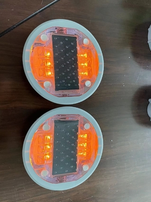 공원도로 안전을 위한 2.5V Dia 136 밀리미터 태양 도로 마아커 57 톤 중량 저항